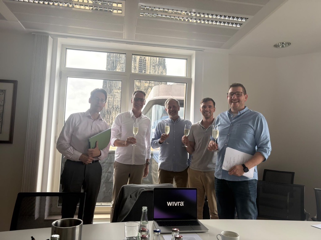 Das wivra Team stößt auf die Gründung der wivra GmbH an